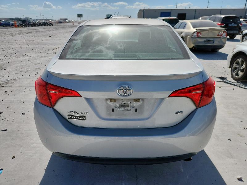 5YFBURHE4JP797796 - 2018 TOYOTA COROLLA L 银色 照片 6