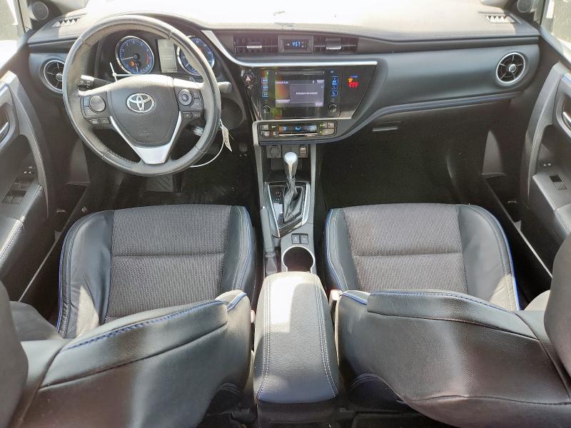 5YFBURHE4JP797796 - 2018 TOYOTA COROLLA L 银色 照片 8