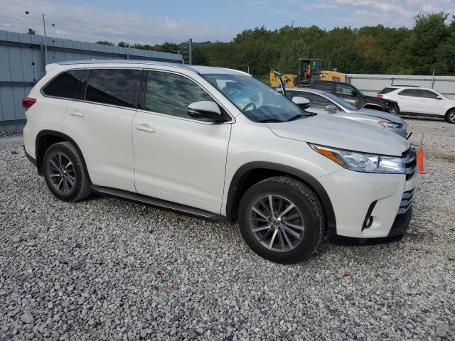 5TDKZRFHXJS541894 - 2018 TOYOTA HIGHLANDER SE WHITE photo 4