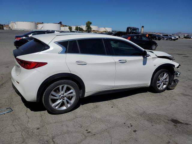 SJKCH5CP6HA039576 - 2017 INFINITI QX30 BASE WHITE photo 3