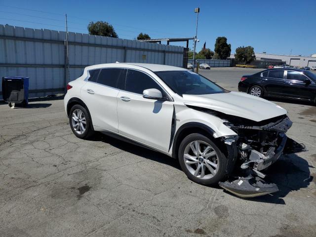 SJKCH5CP6HA039576 - 2017 INFINITI QX30 BASE WHITE photo 4