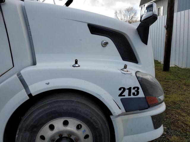 4V4NC9GHX4N354165 - 2004 VOLVO VN VNL WHITE photo 7