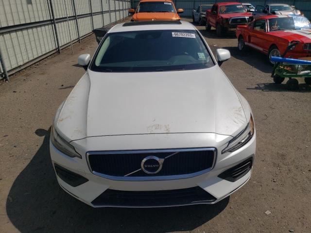 7JR102FK1KG013618 - 2019 VOLVO S60 T5 MOMENTUM WHITE photo 5