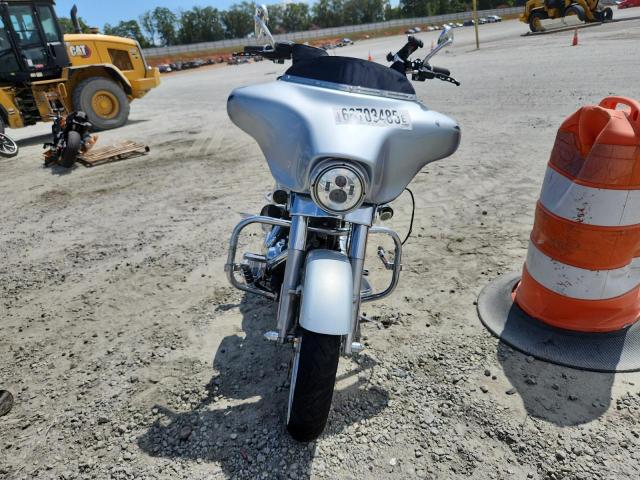 1HD1KB416AB674980 - 2010 HARLEY-DAVIDSON FLHX SILVER photo 2