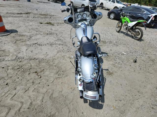 1HD1KB416AB674980 - 2010 HARLEY-DAVIDSON FLHX SILVER photo 4