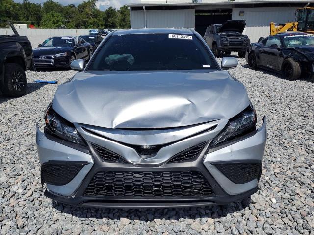 4T1G11AK8NU690674 - 2022 TOYOTA CAMRY SE ვერცხლისფერი ფოტო 5