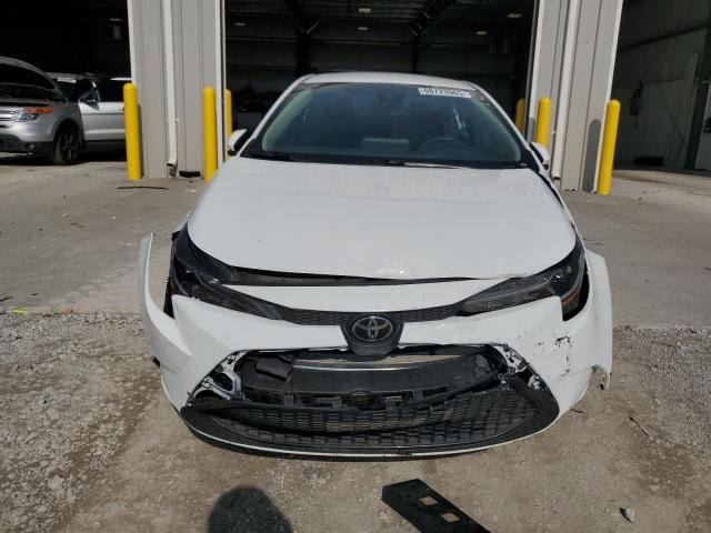 5YFEPMAE8MP234580 - 2021 TOYOTA COROLLA LE WHITE photo 5