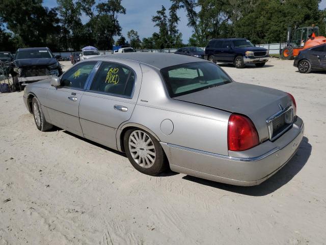 1LNHM82W03Y624051 - 2003 LINCOLN TOWN CAR SIGNATURE SILVER photo 2