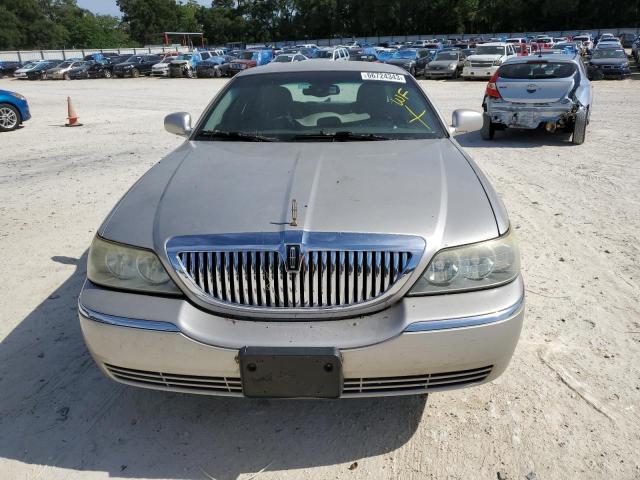 1LNHM82W03Y624051 - 2003 LINCOLN TOWN CAR SIGNATURE SILVER photo 5