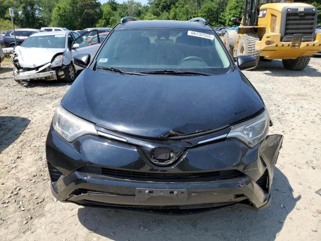 2T3BFREV3JW725542 - 2018 TOYOTA RAV4 LE შავი ფოტო 5