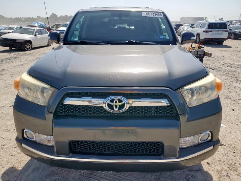 JTEZU5JR9B5017175 - 2011 TOYOTA 4RUNNER SR5 ნაცრისფერი ფოტო 5