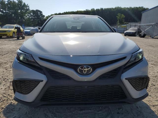 4T1S11AK0PU167727 - 2023 TOYOTA CAMRY SE NIGHT SHADE WHITE photo 5