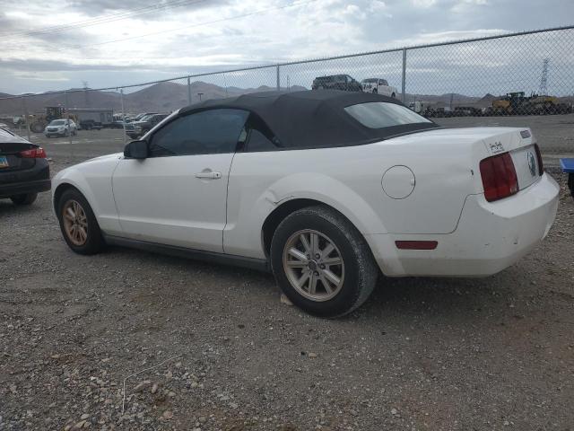 1ZVFT84N465107776 - 2006 FORD MUSTANG WHITE photo 2