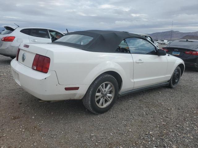 1ZVFT84N465107776 - 2006 FORD MUSTANG WHITE photo 3