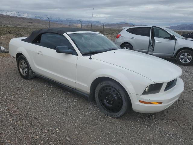 1ZVFT84N465107776 - 2006 FORD MUSTANG WHITE photo 4