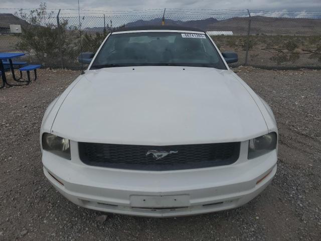 1ZVFT84N465107776 - 2006 FORD MUSTANG WHITE photo 5