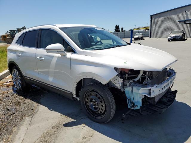 5LMCJ3C97KUL19079 - 2019 LINCOLN MKC RESERVE WHITE photo 4