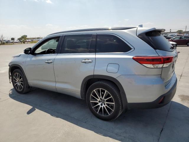 5TDJZRFH8HS438883 - 2017 TOYOTA HIGHLANDER SE SILVER photo 2