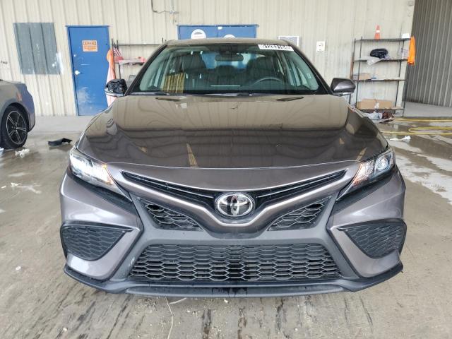 4T1G11AK0RU899364 - 2024 TOYOTA CAMRY SE NIGHT SHADE GRAY photo 5