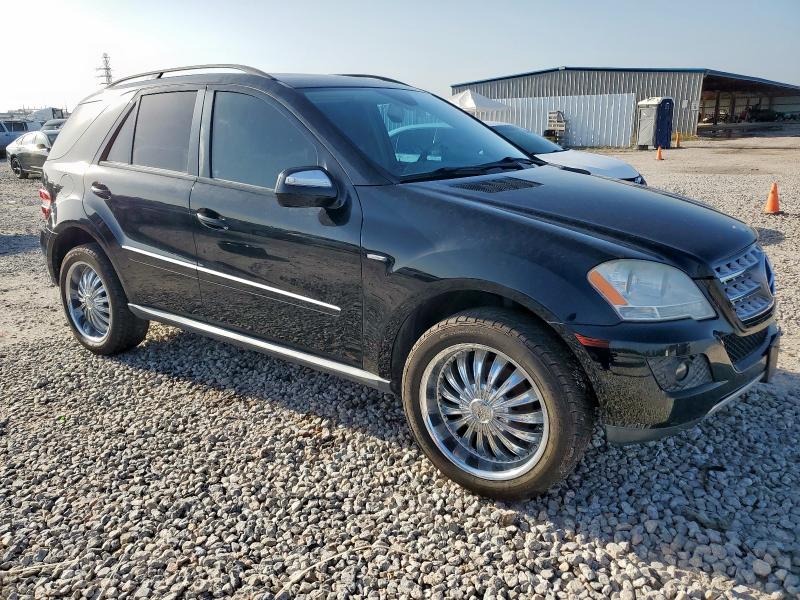 4JGBB25E79A493018 - 2009 MERCEDES-BENZ ML Czarny zdjęcie 4