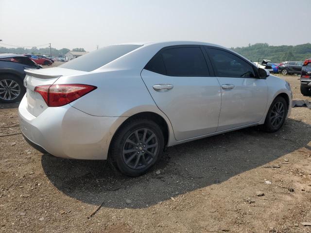 2T1BURHE9JC012933 - 2018 TOYOTA COROLLA L Күміс фото 3