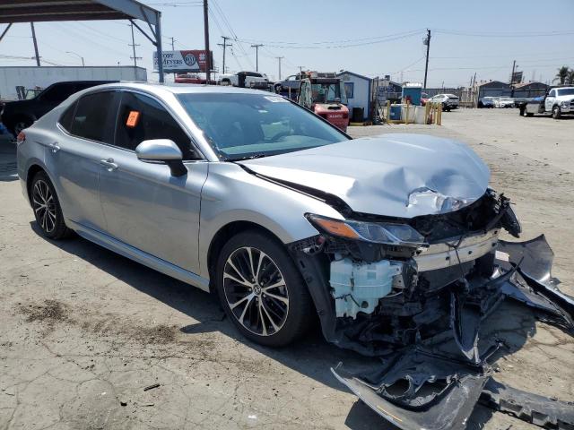 4T1B11HK8JU593954 - 2018 TOYOTA CAMRY L SILVER photo 4