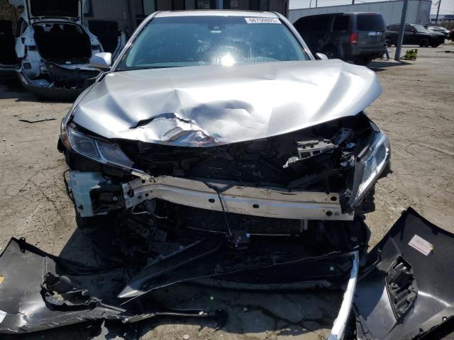 4T1B11HK8JU593954 - 2018 TOYOTA CAMRY L SILVER photo 5