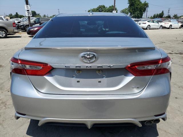 4T1B11HK8JU593954 - 2018 TOYOTA CAMRY L SILVER photo 6