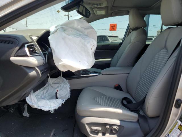 4T1B11HK8JU593954 - 2018 TOYOTA CAMRY L SILVER photo 7