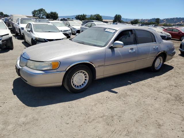 2001 LINCOLN TOWN CAR EXECUTIVE, 