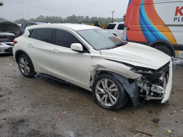 SJKCH5CP0JA041829 - 2018 INFINITI QX30 BASE Weiß Foto 4