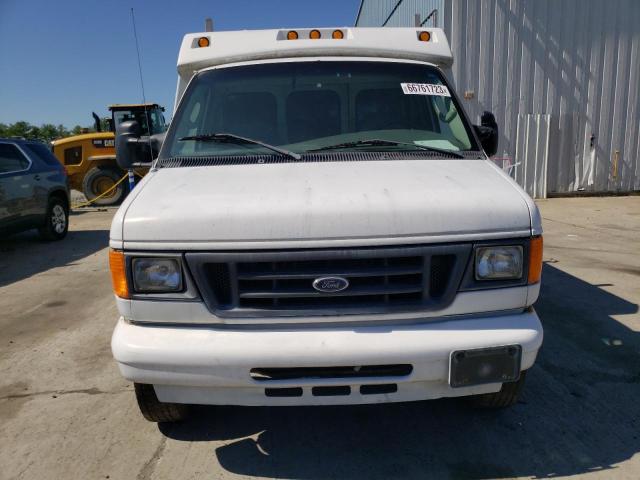 1FDWE35P34HA87088 - 2004 FORD ECONOLINE E350 SUPER DUTY CUTAWAY VAN WHITE photo 5