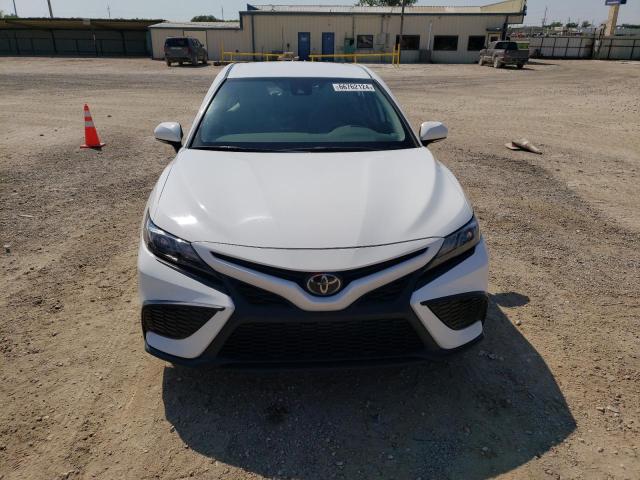 4T1G11AK5PU745049 - 2023 TOYOTA CAMRY SE NIGHT SHADE WHITE photo 5