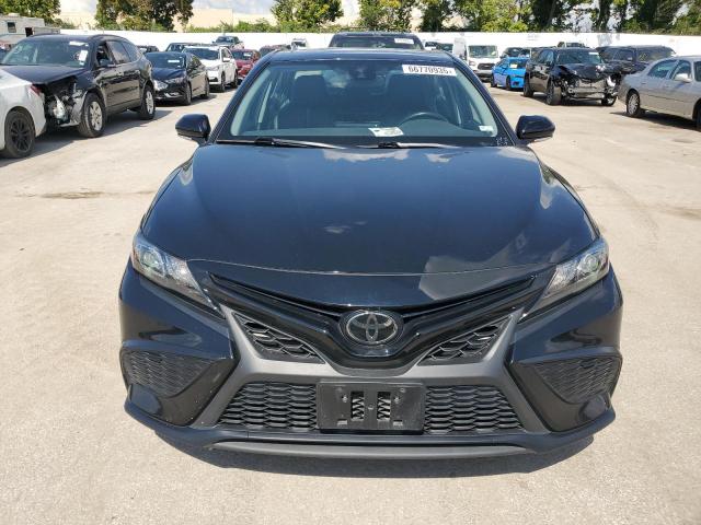 4T1T11AK3NU699197 - 2022 TOYOTA CAMRY SE BLACK photo 5