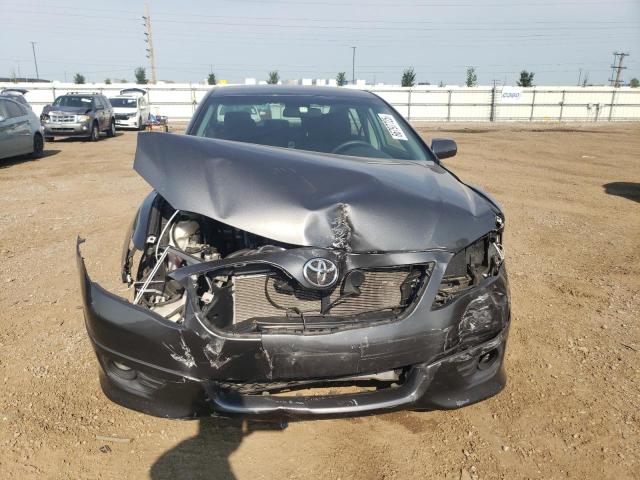 4T1BF3EK3BU163008 - 2011 TOYOTA CAMRY BASE GRAY photo 5