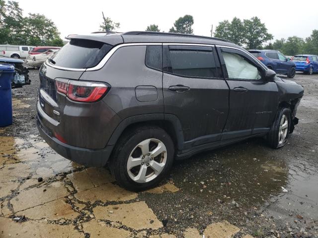 3C4NJDBB4JT284505 - 2018 JEEP COMPASS LATITUDE Մոխրագույն լուսանկար 3