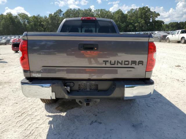 5TFRW5F15HX227139 - 2017 TOYOTA TUNDRA DOUBLE CAB SR/SR5 GRAY photo 6