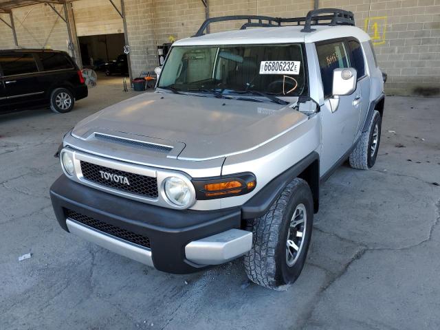 JTEZU11F370001203 - 2007 TOYOTA FJ CRUISER SILVER photo 2