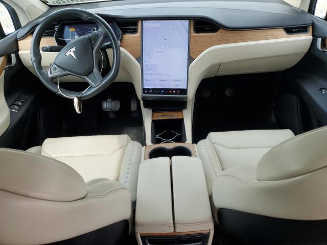 5YJXCDE25KF181219 - 2019 TESLA MODEL X Weiß Foto 8