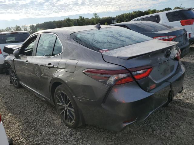 4T1G11AKXMU547496 - 2021 TOYOTA CAMRY SE GRAY photo 2