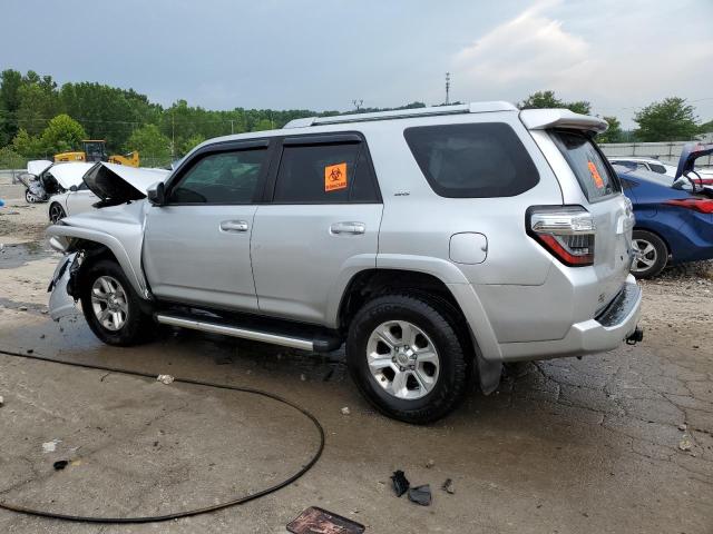 JTEBU5JR6J5509548 - 2018 TOYOTA 4RUNNER SR5/SR5 PREMIUM SILVER photo 2