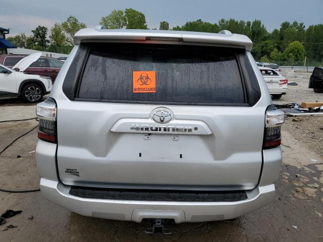 JTEBU5JR6J5509548 - 2018 TOYOTA 4RUNNER SR5/SR5 PREMIUM SILVER photo 6