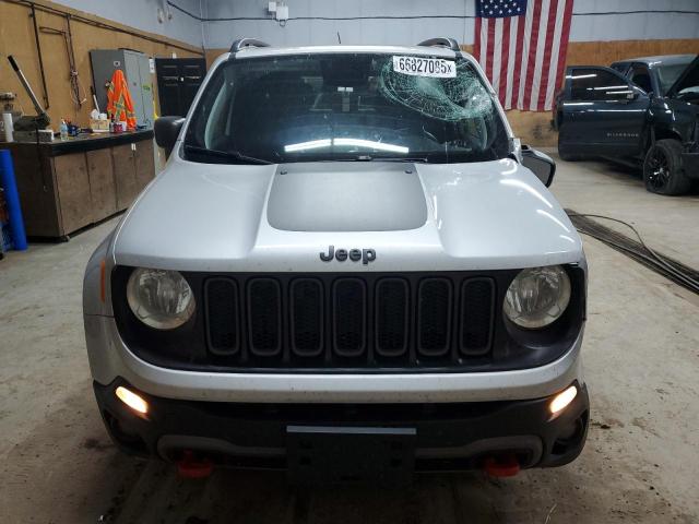 ZACCJBCBXJPH13907 - 2018 JEEP RENEGADE TRAILHAWK Silber Foto 5