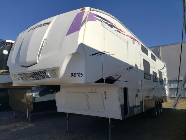 4YDF373268F810083 - 2008 KEYSTONE FUZION WHITE photo 2