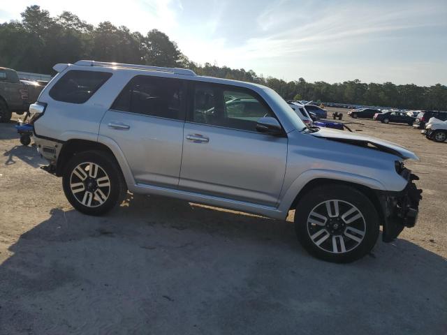 JTEZU5JR4H5156154 - 2017 TOYOTA 4RUNNER SR5 银色 照片 4