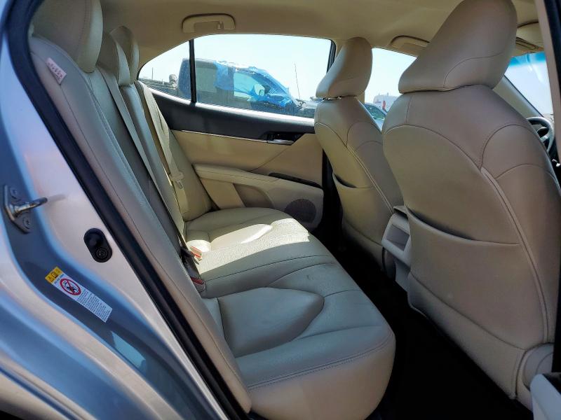 4T1B11HK5JU115216 - 2018 TOYOTA CAMRY L SILVER photo 10