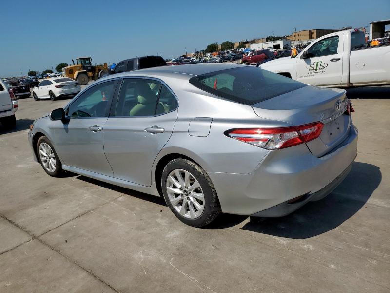 4T1B11HK5JU115216 - 2018 TOYOTA CAMRY L SILVER photo 2