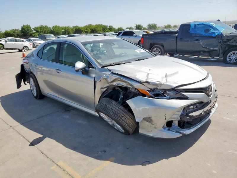 4T1B11HK5JU115216 - 2018 TOYOTA CAMRY L SILVER photo 4