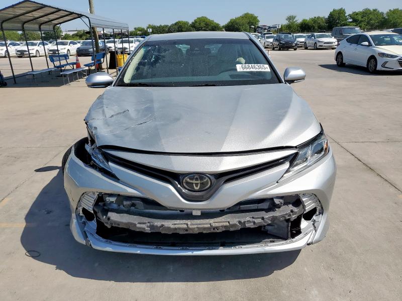 4T1B11HK5JU115216 - 2018 TOYOTA CAMRY L SILVER photo 5