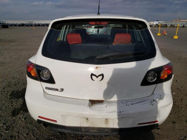 JM1BK143651313701 - 2005 MAZDA 3 HATCHBACK WHITE photo 6